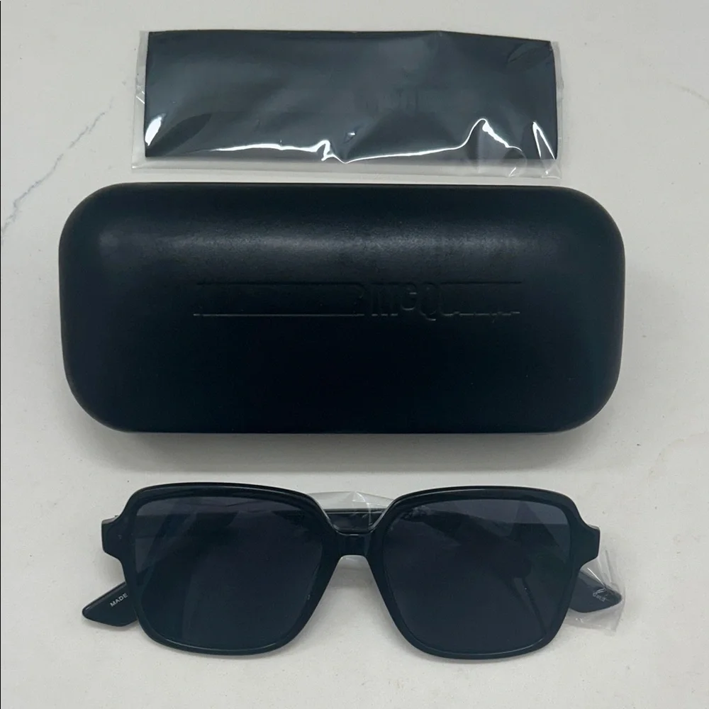 McQ by Alexander McQueen Black Sunglasses - Picture 1 of 2